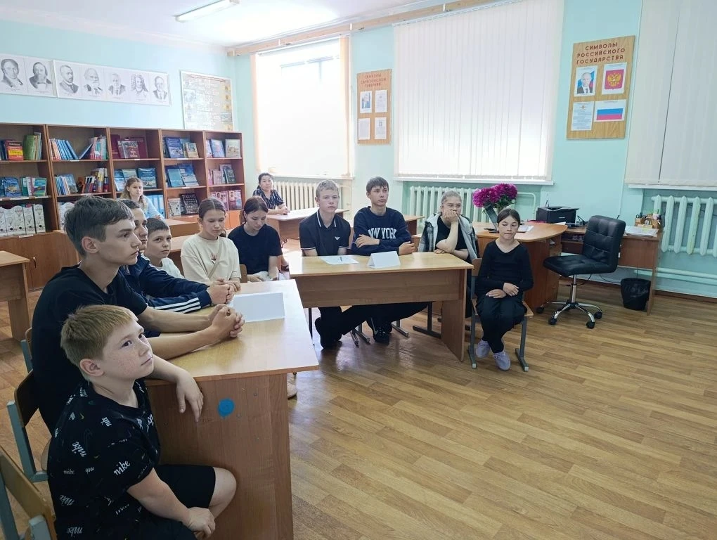 Среди обучающихся 6 -11 классов  МАОУ СОШ с. Новополеводино учитель истории и обществознания Крашени