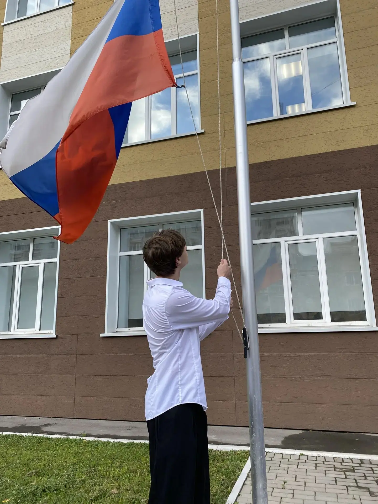 🎉 Новая рабочая неделя в 1 корпусе началась торжественно — с церемонии поднятия флага!...