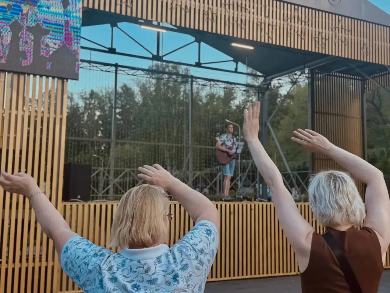 🥳 Концертно-развлекательные программы проходят в ЦПКиО. 

Их организуют каждую среду, четверг и суб