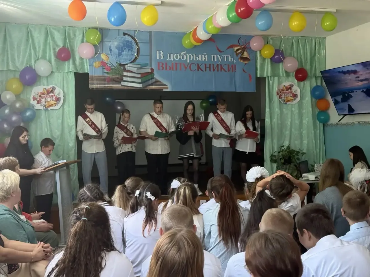 26 мая в МОУ Коврижской СОШ прозвенел последний звонок для выпускников 9 класса. Этот д...
