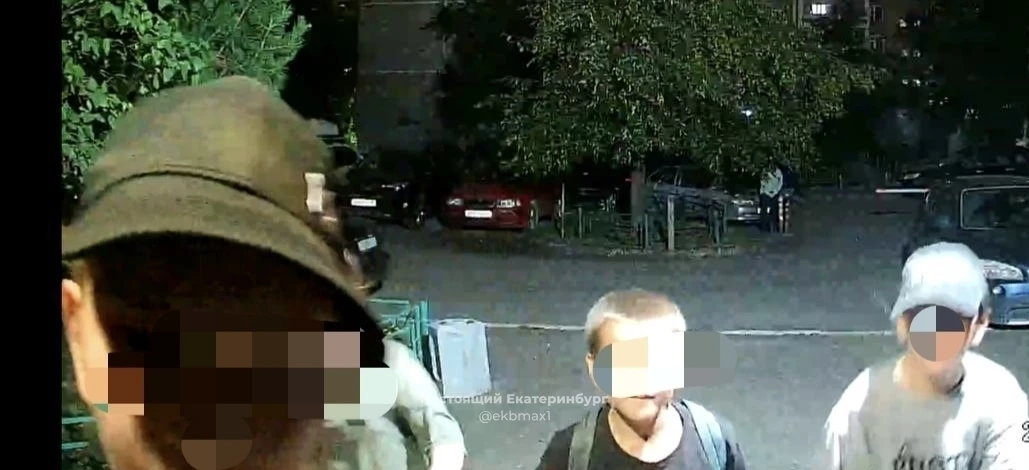 Кто узнает своих детей? Большая просьба провести с ними беседу: долбят в двери и убегаю...