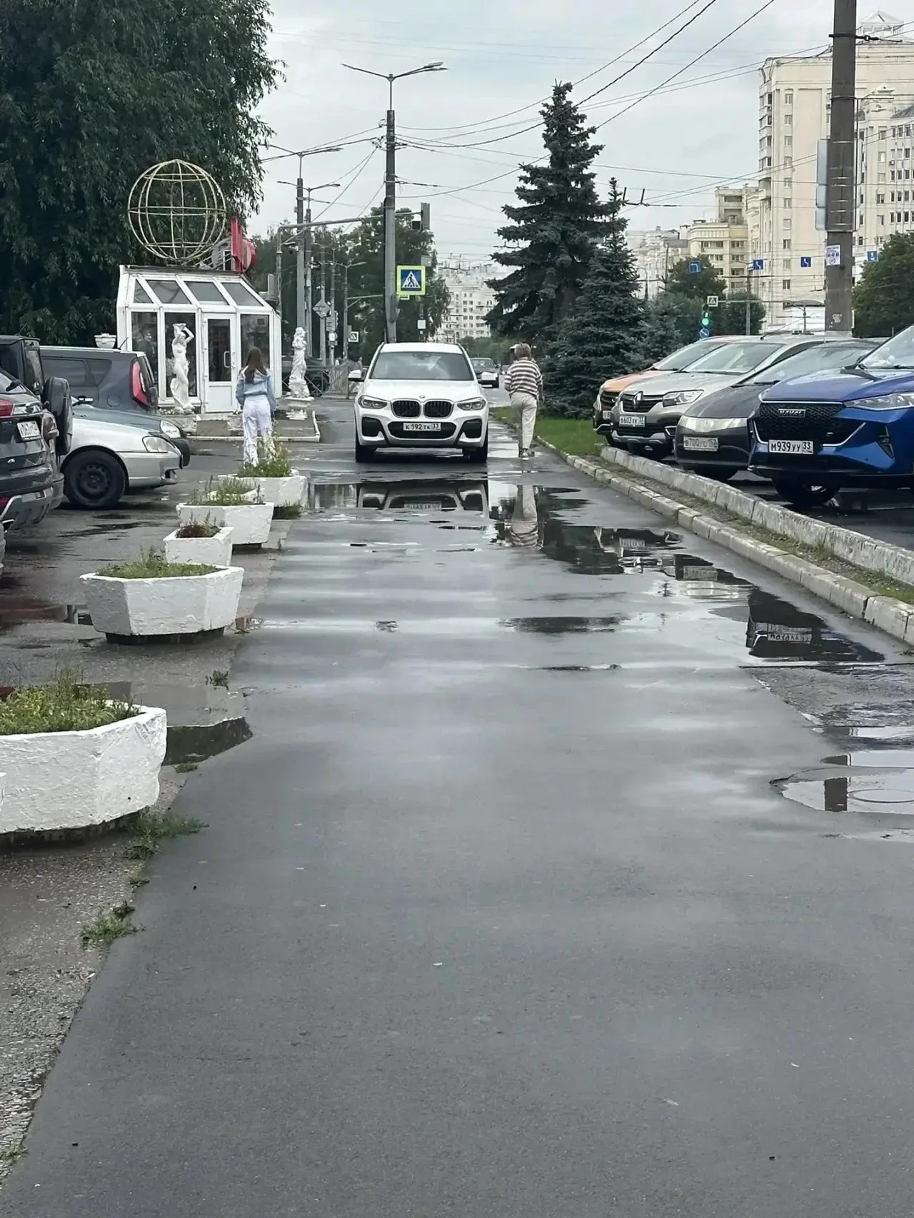 Вот такие дамы у нас ездят по тратуару и сигналят