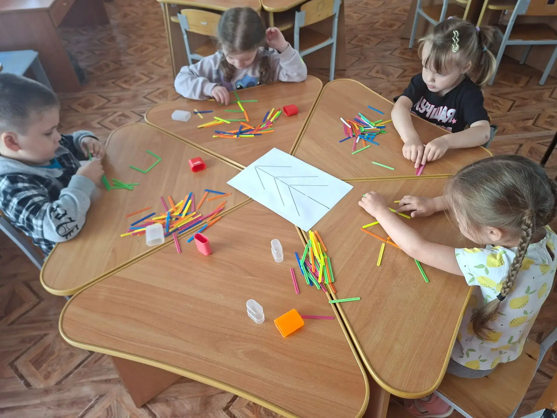 Сегодня в средней группе "Почемучки" прошёл День счётных палочек. Игры со счётными палочками – это у