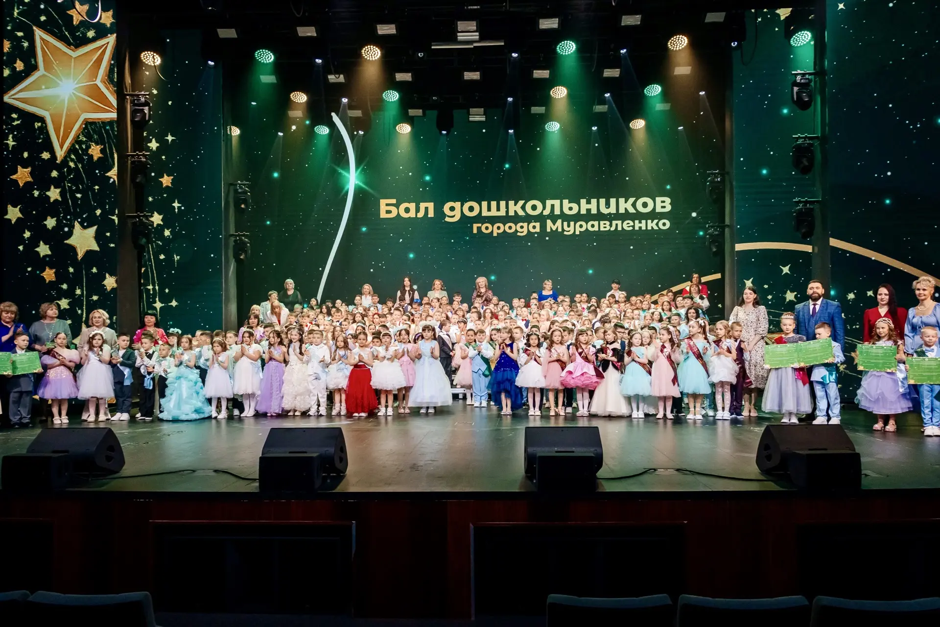 🎊 Смокинги, пышные платья и воздушные шары — около трёхсот выпускников детских садов з...