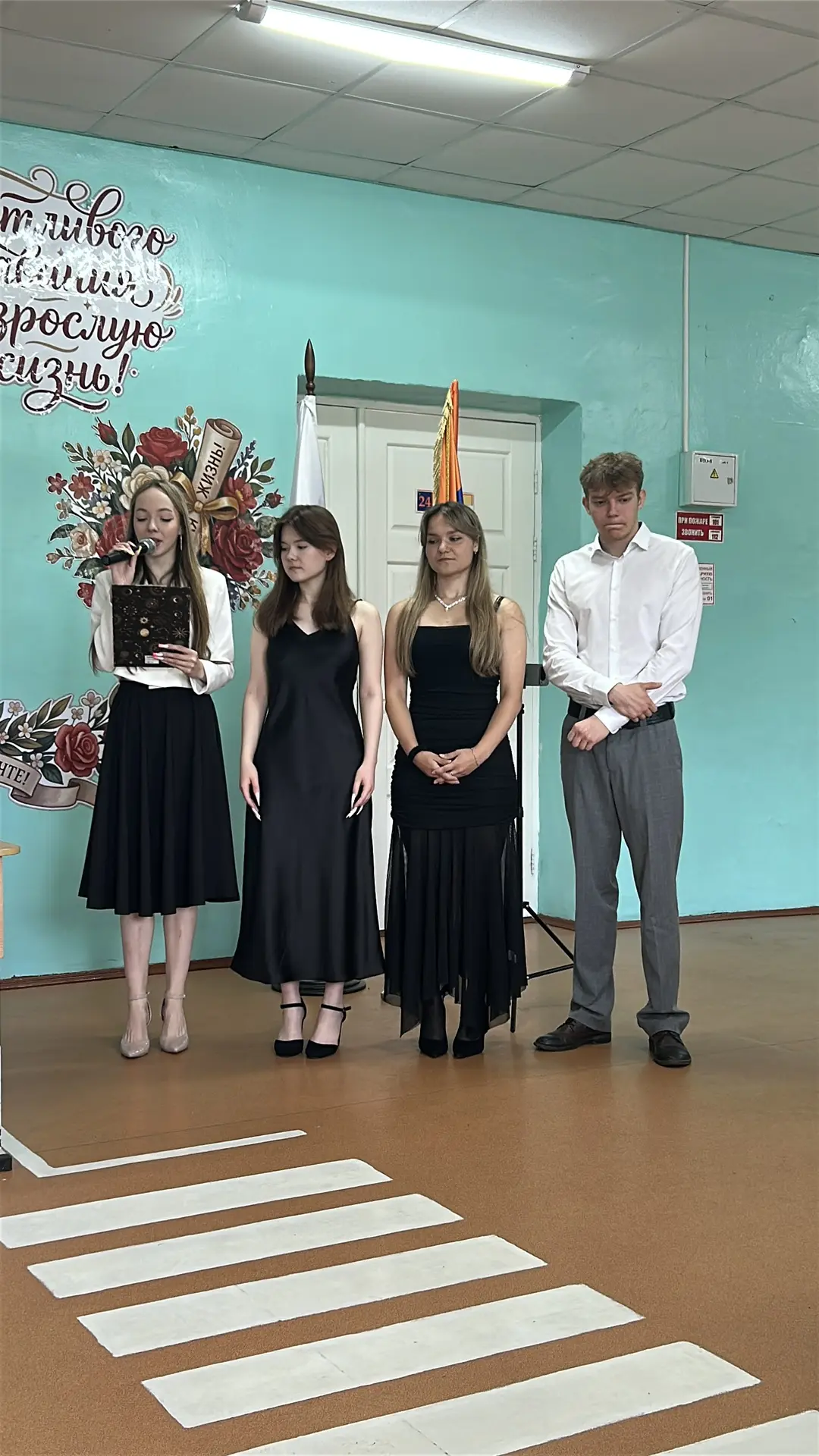 🎓 Торжественное вручение аттестатов: крылья за спиной и новые горизонты!🌟

Сегодня в нашей школе п