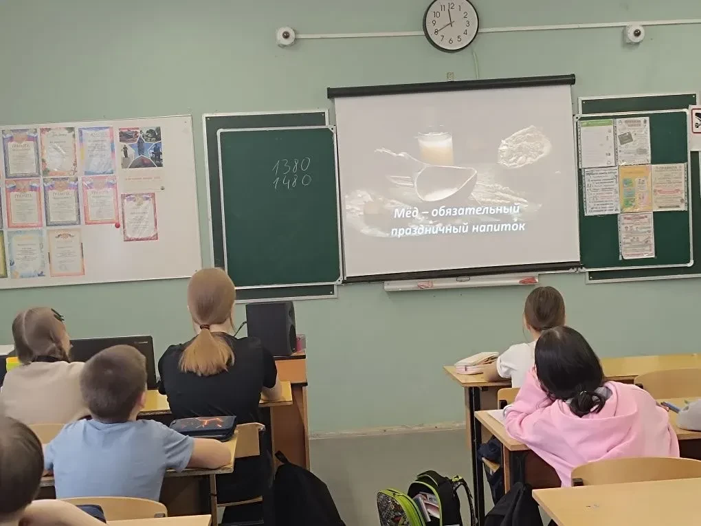 🇷🇺🌏28 апреля в 5 классе прошел особенный урок, посвященный Дню коренных народов России.   Советник д