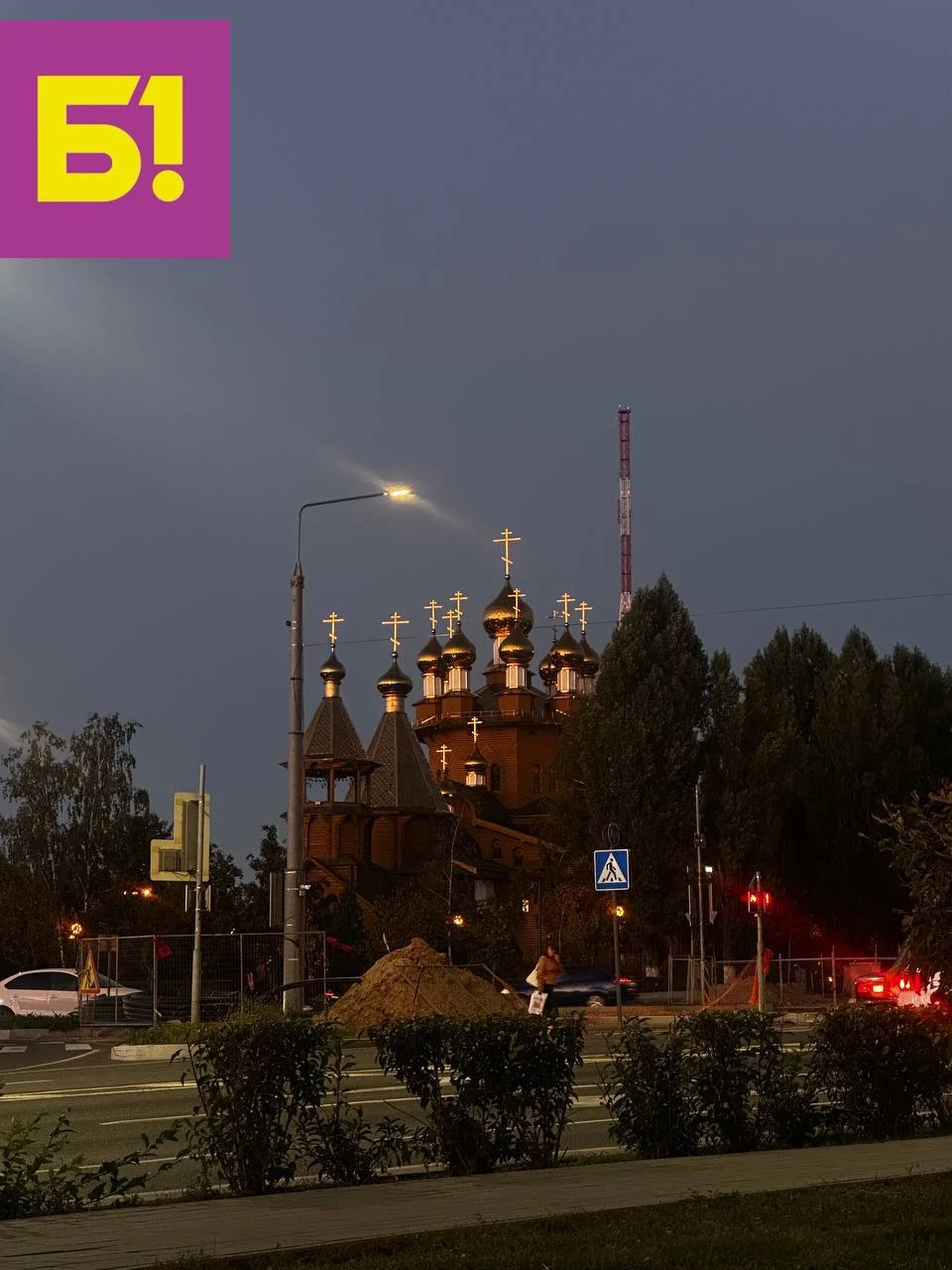 ❤️ Белгородец поймал лучи закатного солнца на куполах деревянной церкви.