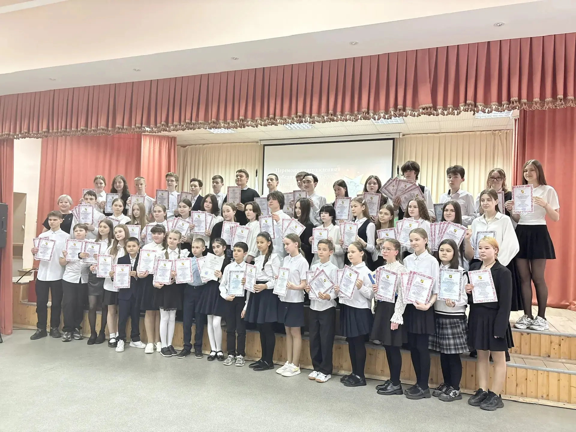 🏆 ГОРДОСТЬ ШКОЛЫ: ЦЕРЕМОНИЯ НАГРАЖДЕНИЯ ЮНЫХ ЭРУДИТОВ  В нашей школе прошла торжественная церемония 