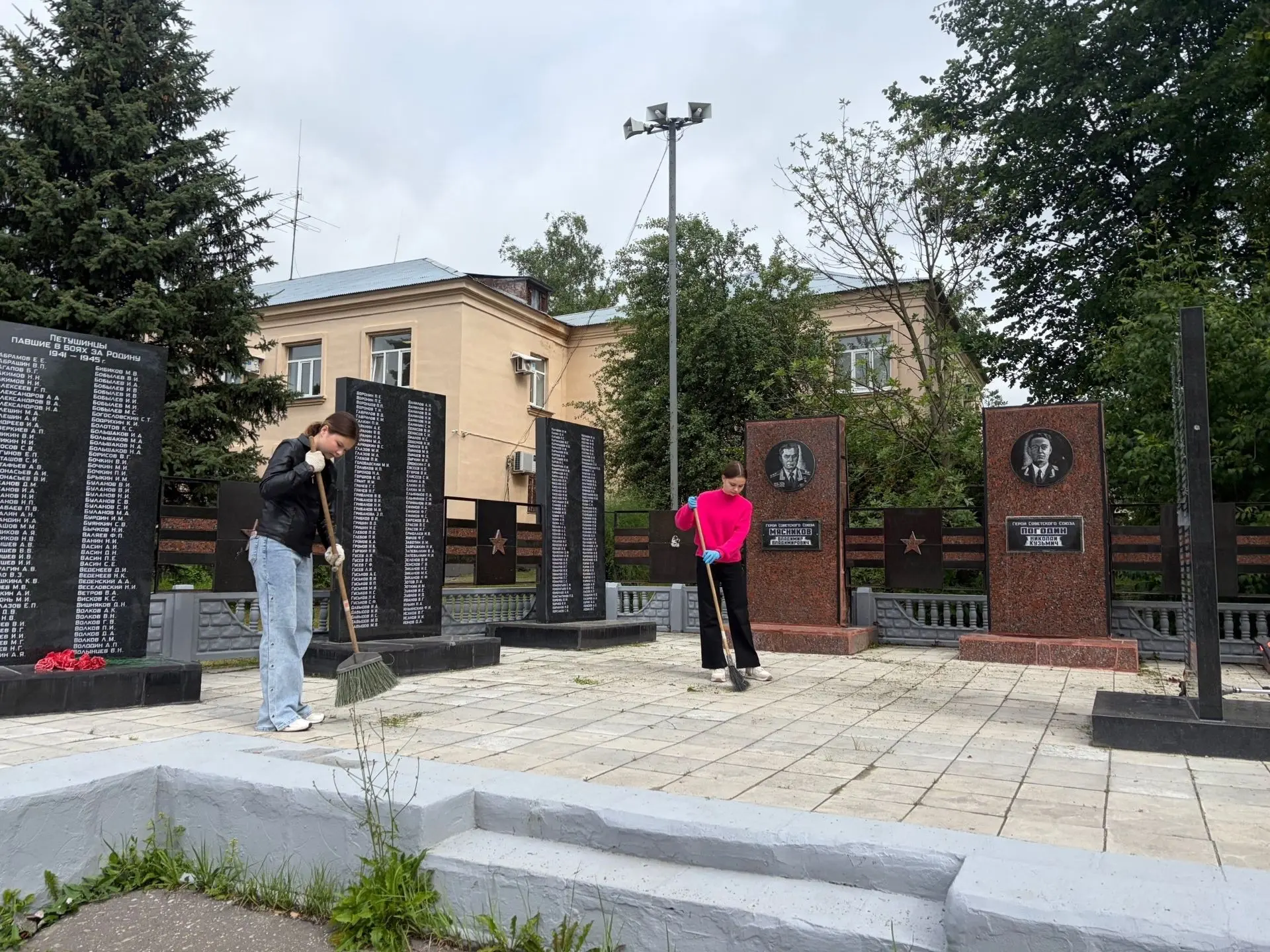 Юные участники трудовых бригад Петушинского округа в преддверии Дня памяти и скорби провели масштабн