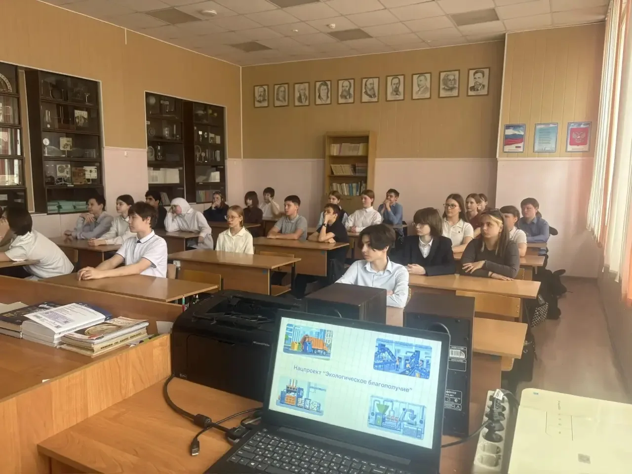 Патриотизм и Забота о Планете! 🌏  Сегодняшнее утро понедельника в МБОУ «Эффективная школа» (корпус 4