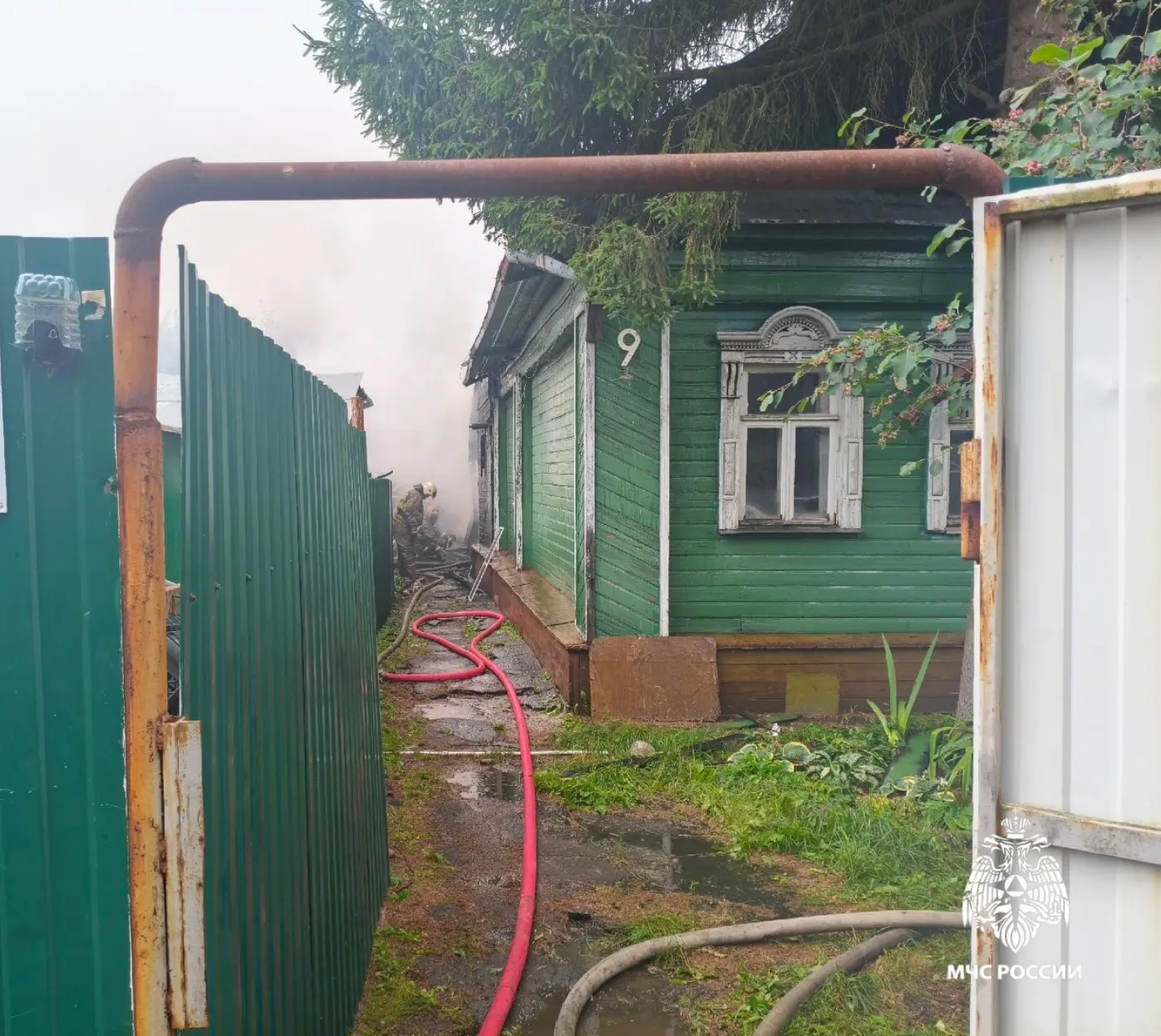 🚒 Огнеборцы МЧС России отстояли дом, расположенный рядом с местом пожара