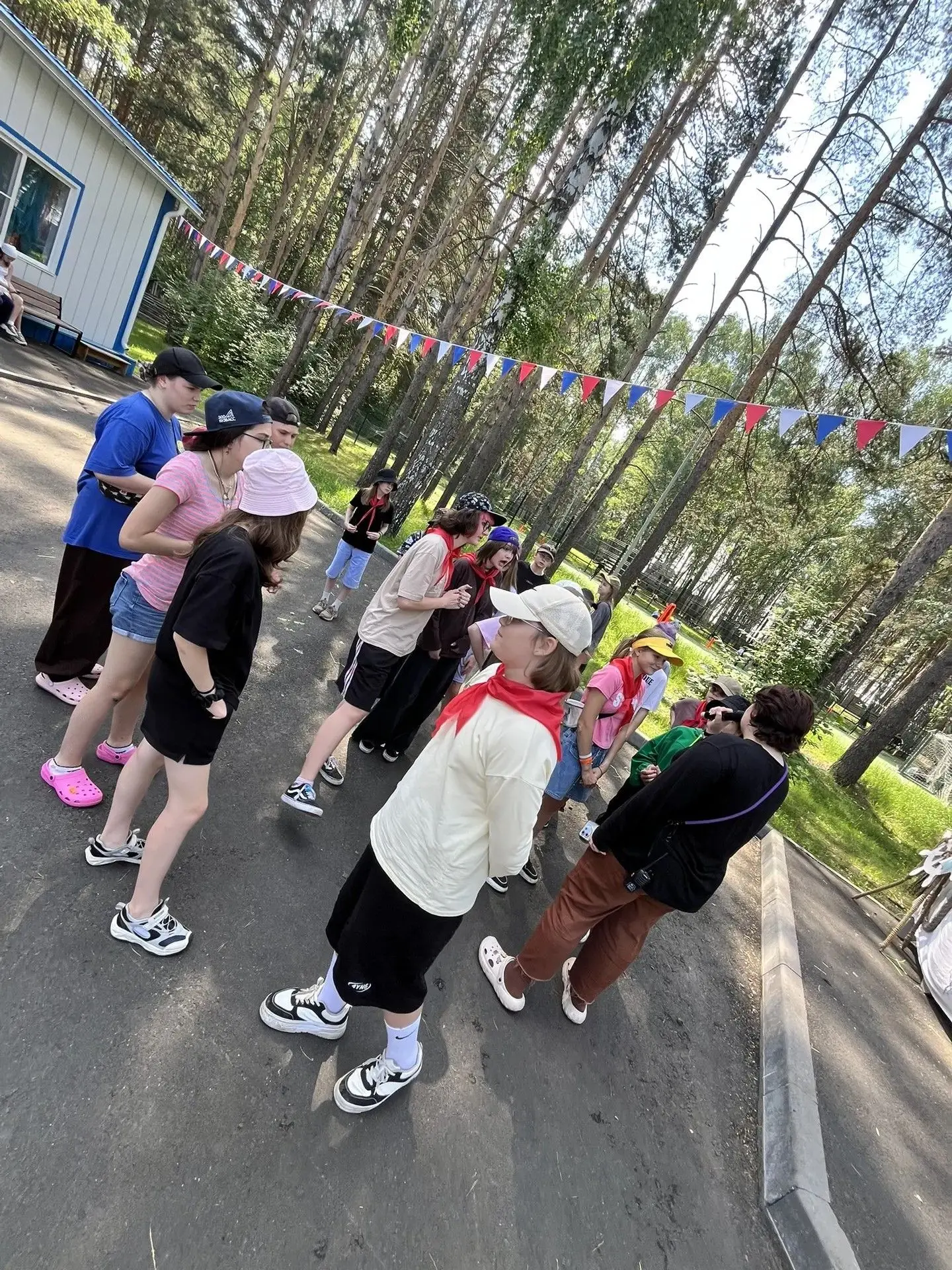 🚀 День 2 в Космосе: Кино без экрана, краски на асфальте и тайны пирата Билла