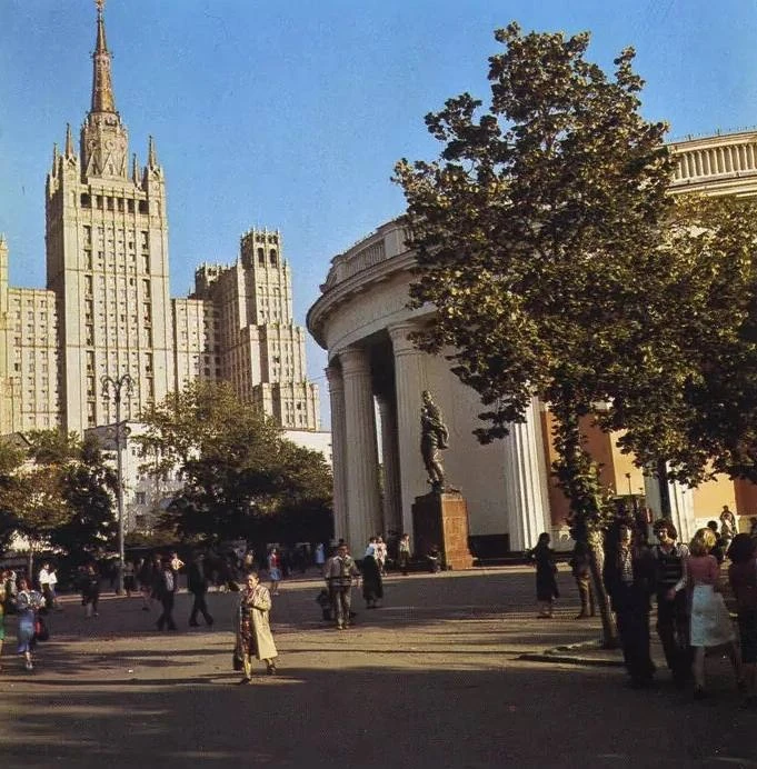Наземный вестибюль станции метро "Краснопресненская", Москва, СССР, 1975 - 1978.
