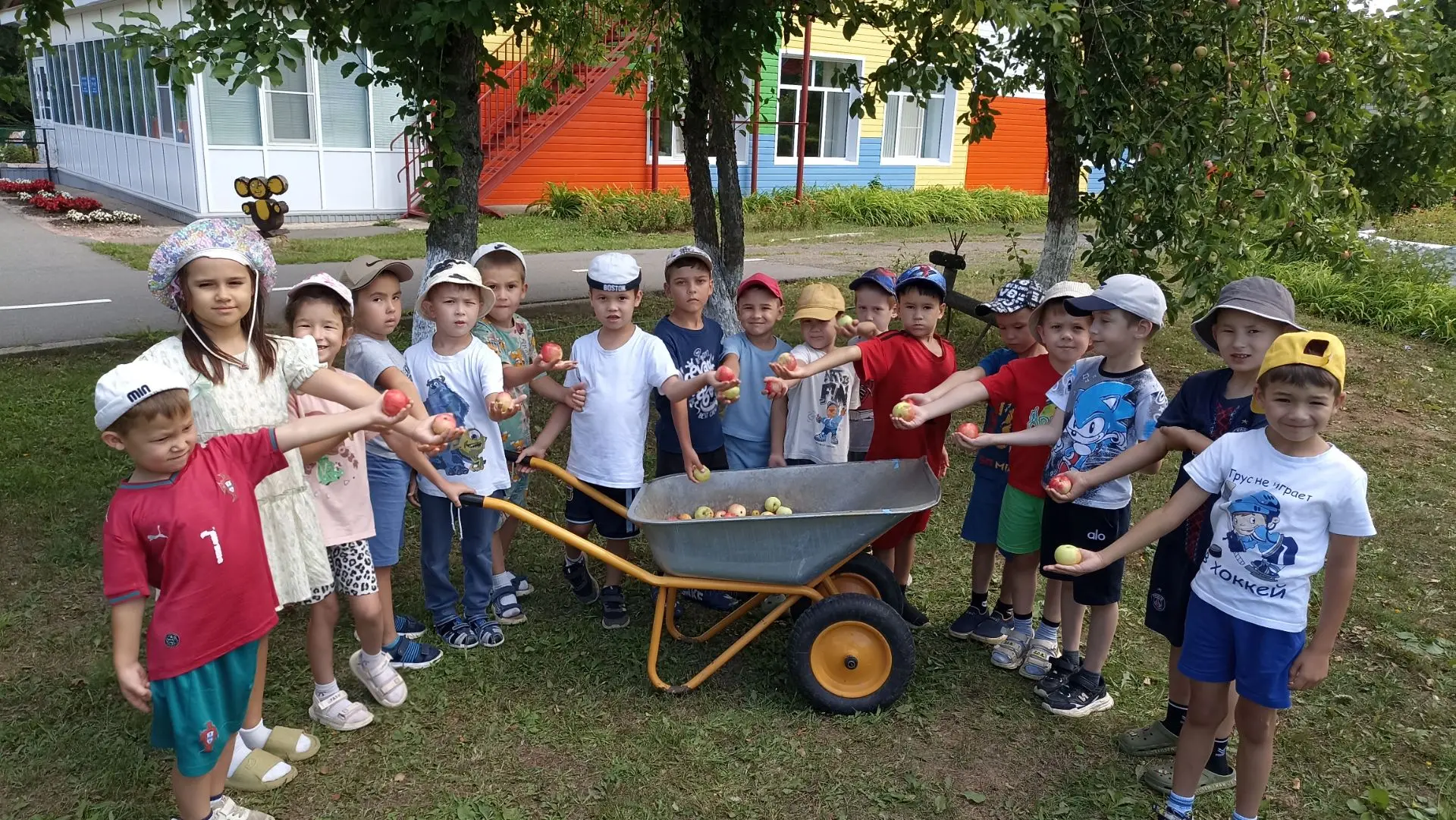 Трудовое воспитание в детском саду – важное средство всестороннего развития личности до...