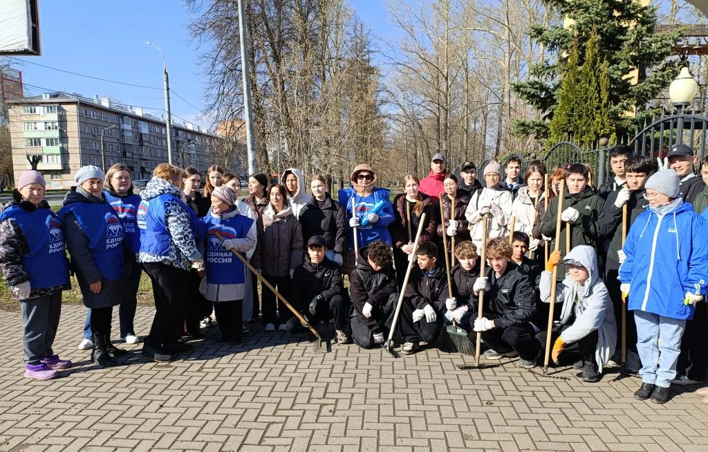 🇷🇺Мир! Труд! Май!
⚡В преддверии Первомая, 27 апреля, учащиеся 8а класса присоединились к субботник
