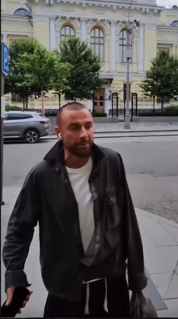 Алексея Адеева (gerkinsohn) не пустили в ночное заведение. Потому что он пришёл в пятом...