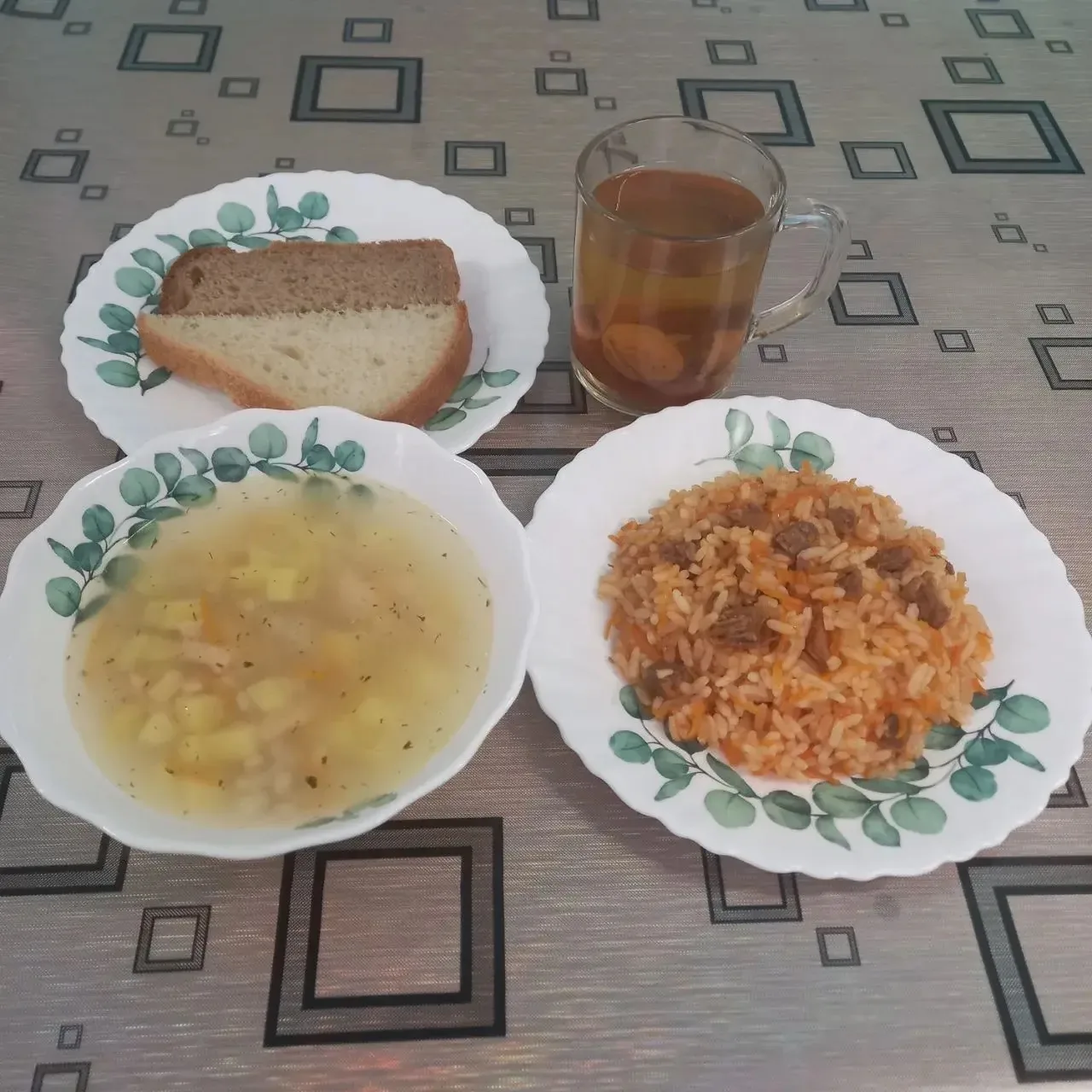 На обед уха,плов компот из сухофруктов и два кусочка хлеба 🤤