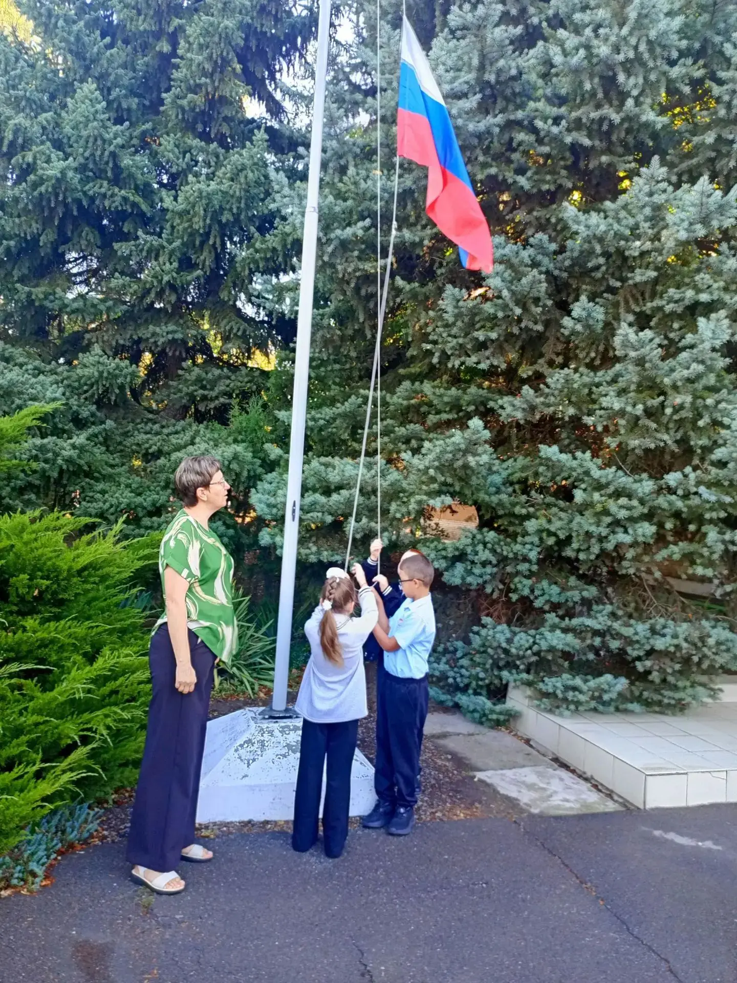 🇷🇺 Сегодняшнее утро в нашей школе, по доброй традиции, началось с торжественного подъ...