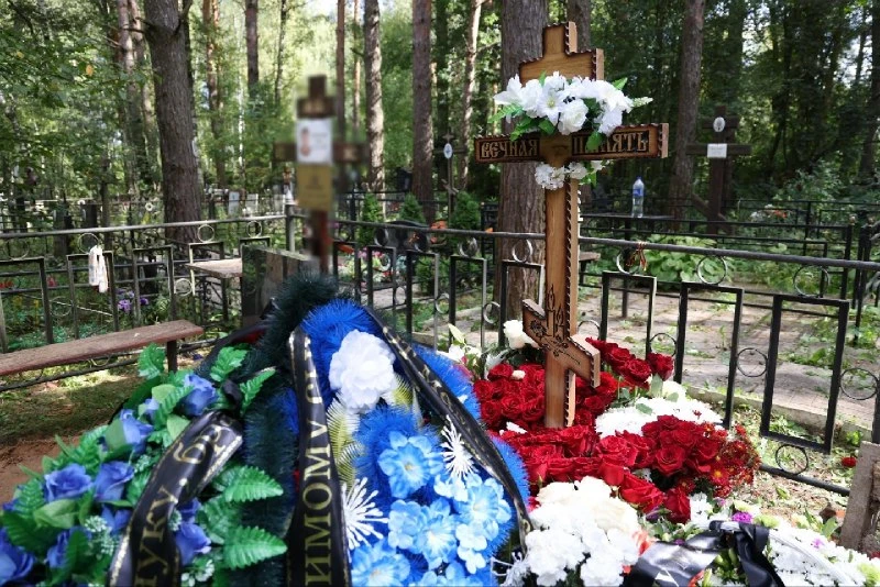 «Любимому сыночку от мамы и папы»: в Подмосковье похоронили мальчика, зарезанного школь...