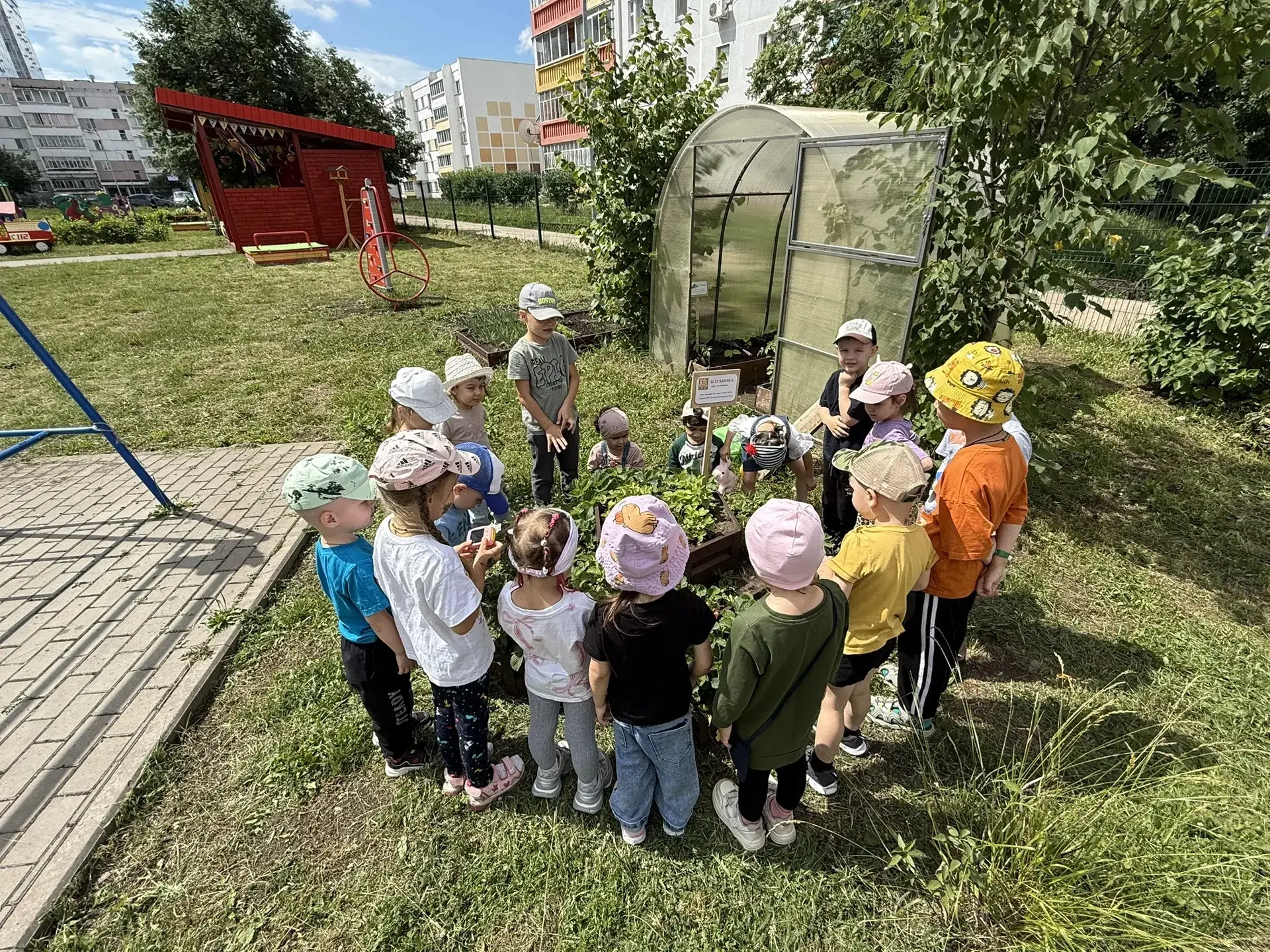На днях воспитанники Алии Рустамовны - дети 8, 3, 12 групп - отправились на необычную экскурсию — пр