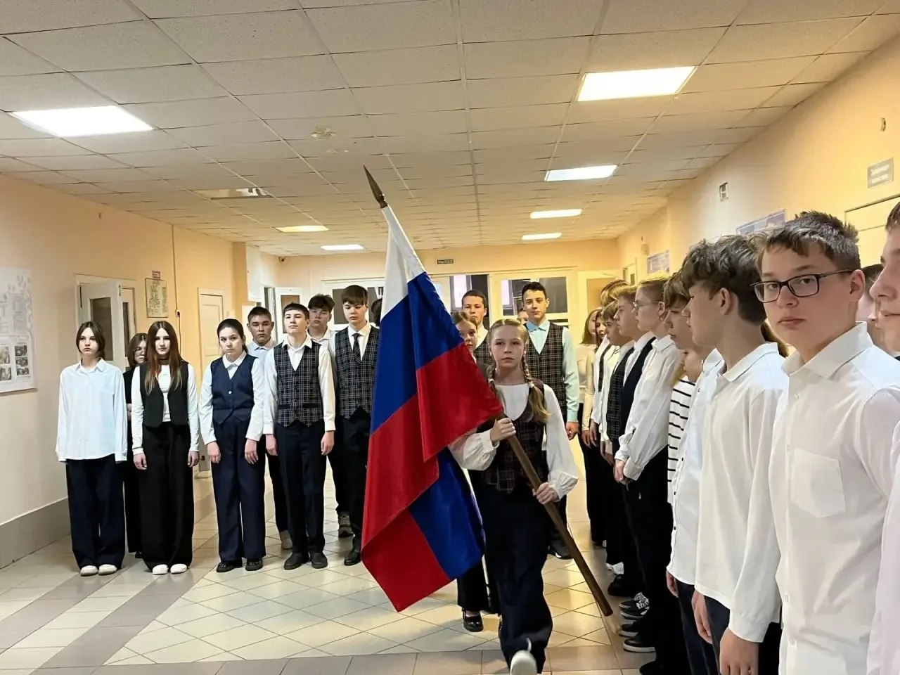 Новая учебная неделя началась по доброй традиции — с торжественной линейки, выноса флаг...