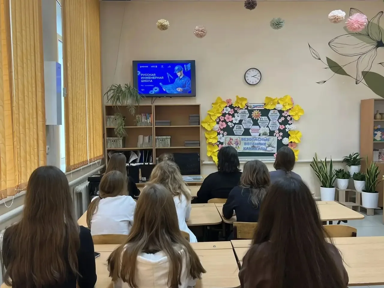 🛠️ Сегодня в нашей школе прошла лекция «Русская инженерная школа. Мы — инженеры страны!»  Ребята с и