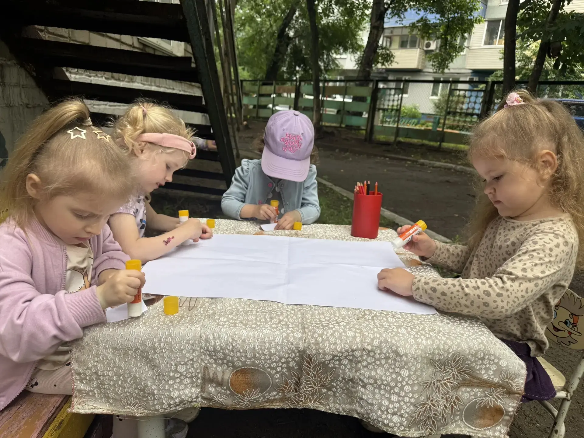 Вторая младшая группа творит чудеса!☀️
Обычные картонные втулки превратились в ярких бабочек🦋🦋🦋. 