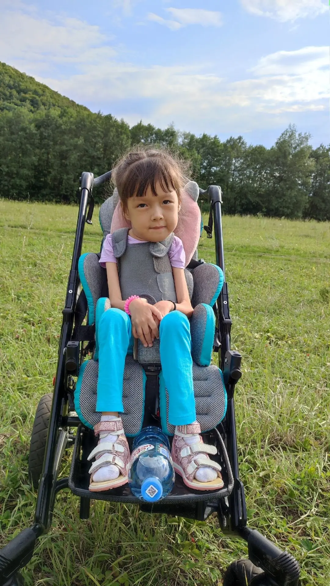 .. Невозможно без слез  смотреть на эту хрупкую девочку 😭