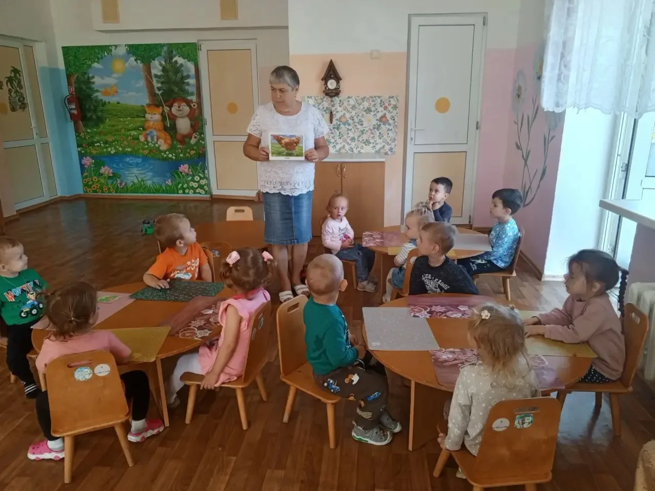 Лепка во второй группе раннего возраста на тему: «Покормим курочку». Цель: продолжать з...