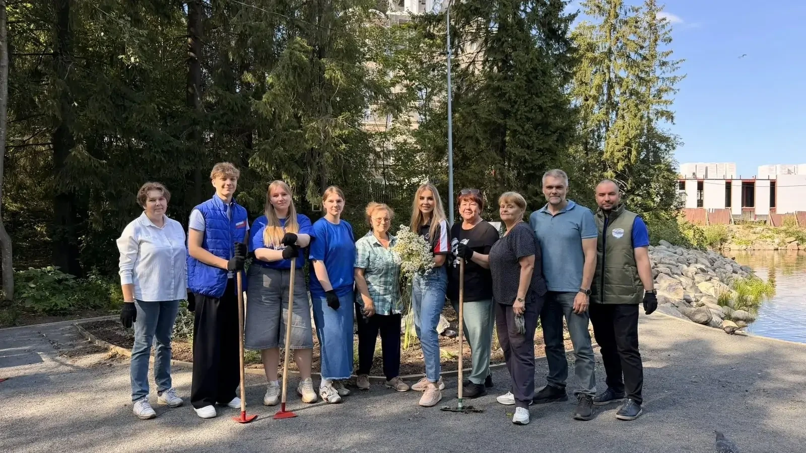 Жители Петрозаводска вместе ухаживают за парком на Кукковке и начинают день с зарядки

В петрозаво