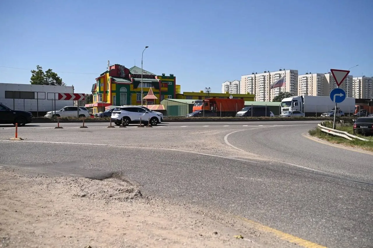В Краснодаре начался ремонт дороги к новому терминалу аэропорта.