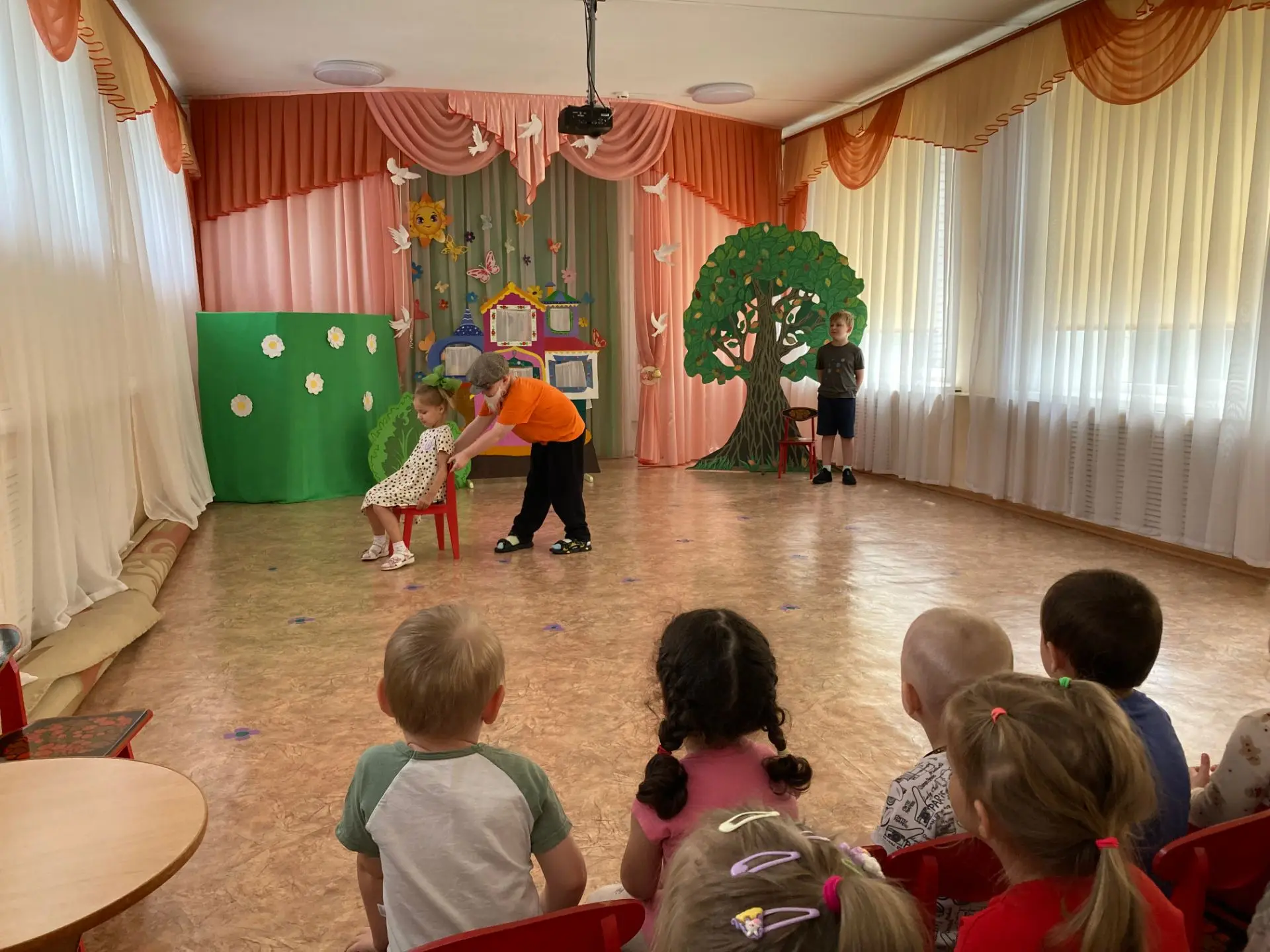 🎭И вновь, ребята групп «Облачко» и «Теремок» показали сказку для малышей. 

👀На этот раз малыши ув