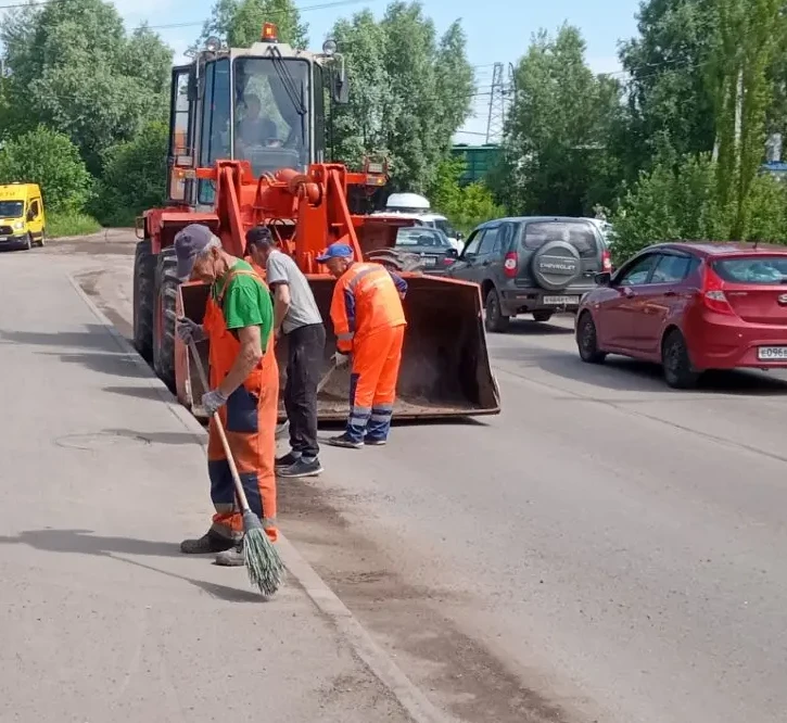 Каждое утро жители Калининского района наслаждаются чистым небом и ухоженными зелёными газонами, но 