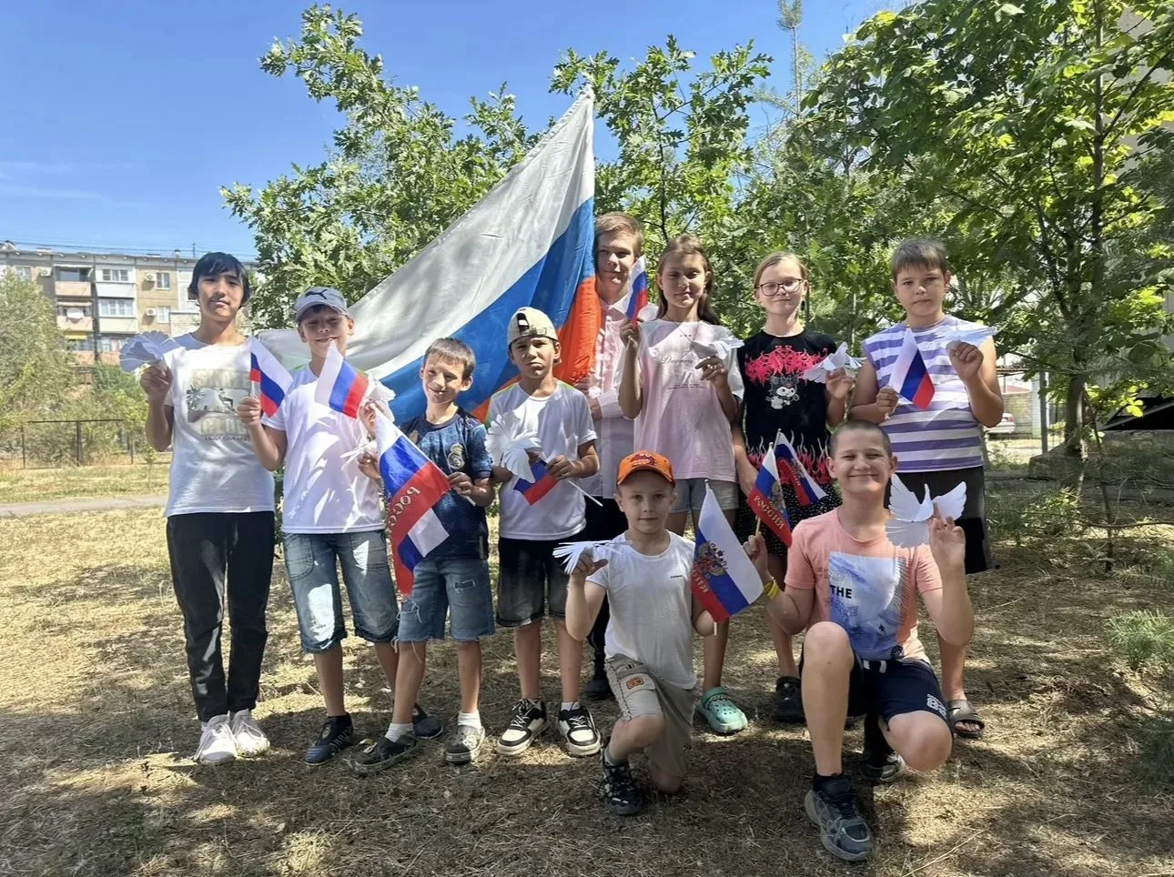 🇷🇺 «Держись во славу флаг российский»: патриотический квест ко Дню флага.