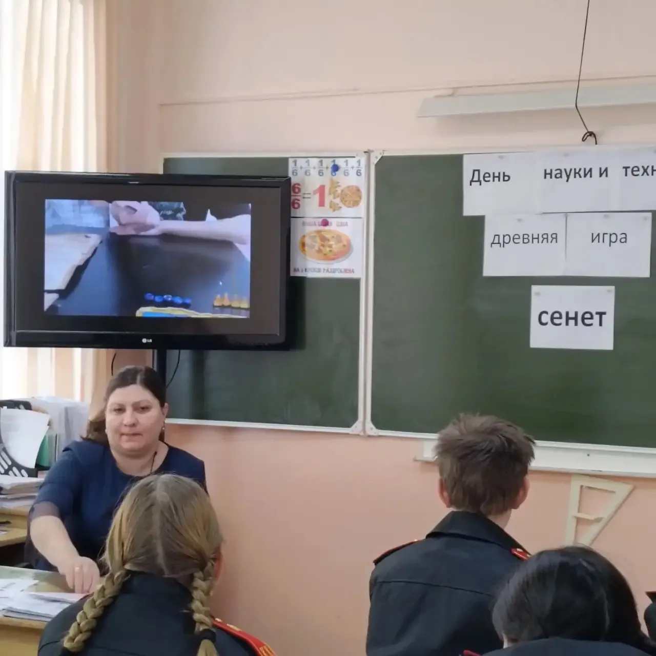 #СШ12_ДеньНауки #СШ12_НашиДетиЛучшие   🦉🚀 Территория открытий: как прошел наш День науки и техники! 
