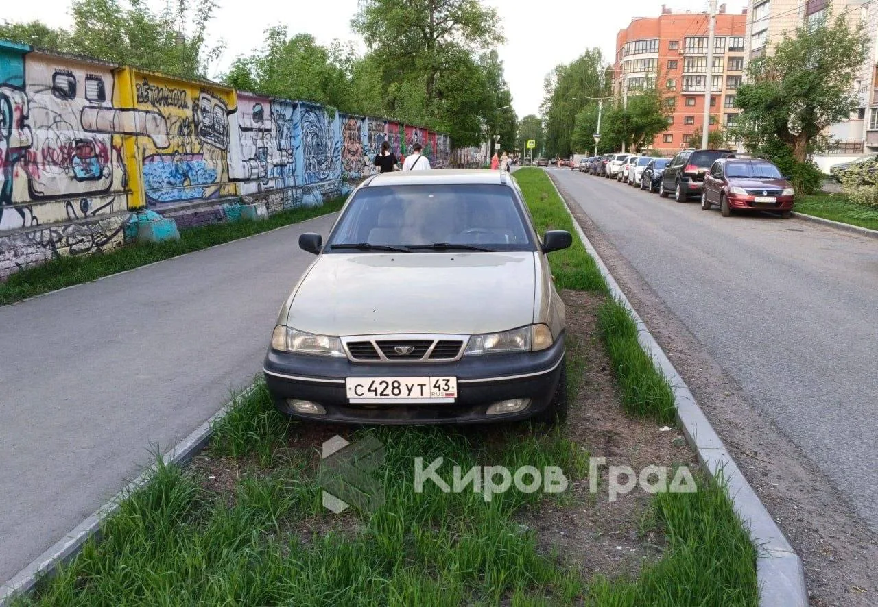 За теми, кто стоит не на асфальте, следят
