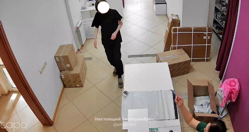 Может кто узнает этого парня, украл из ПВЗ на Баумана, 35 (Эльмаш)

Настоящий Екатеринбург