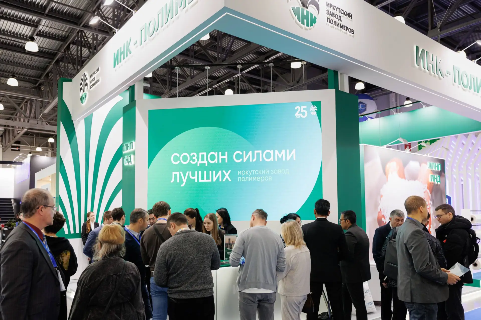 Более 100 переговоров с потенциальными покупателями, 40 встреч с контрагентами, новые знакомства и д