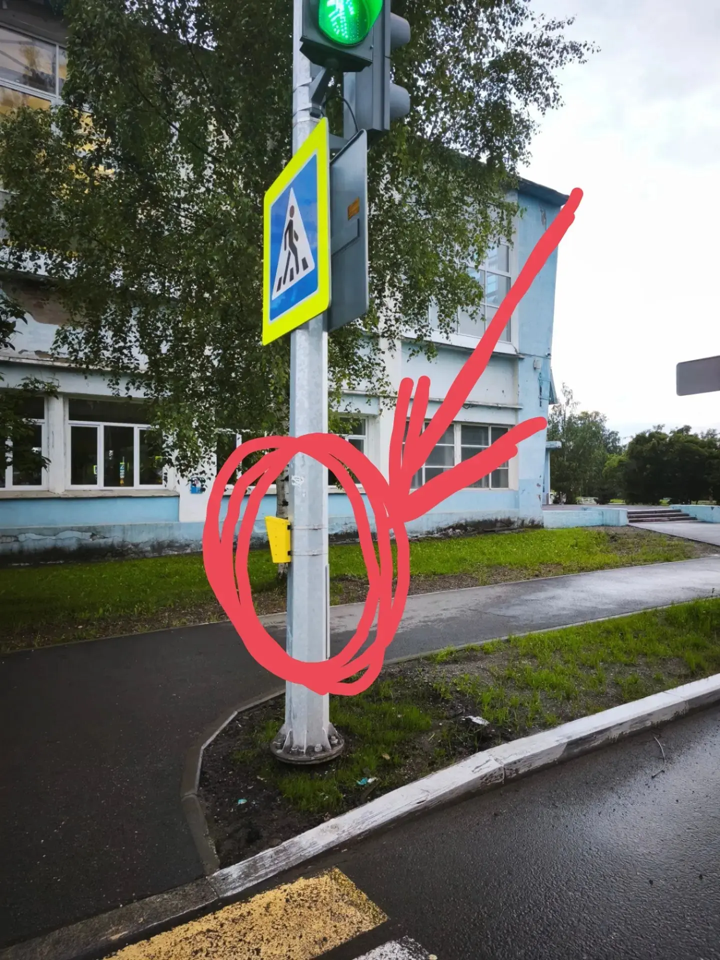 Просим обратить внимание,что кнопка светофора неисправна. Спасибо.