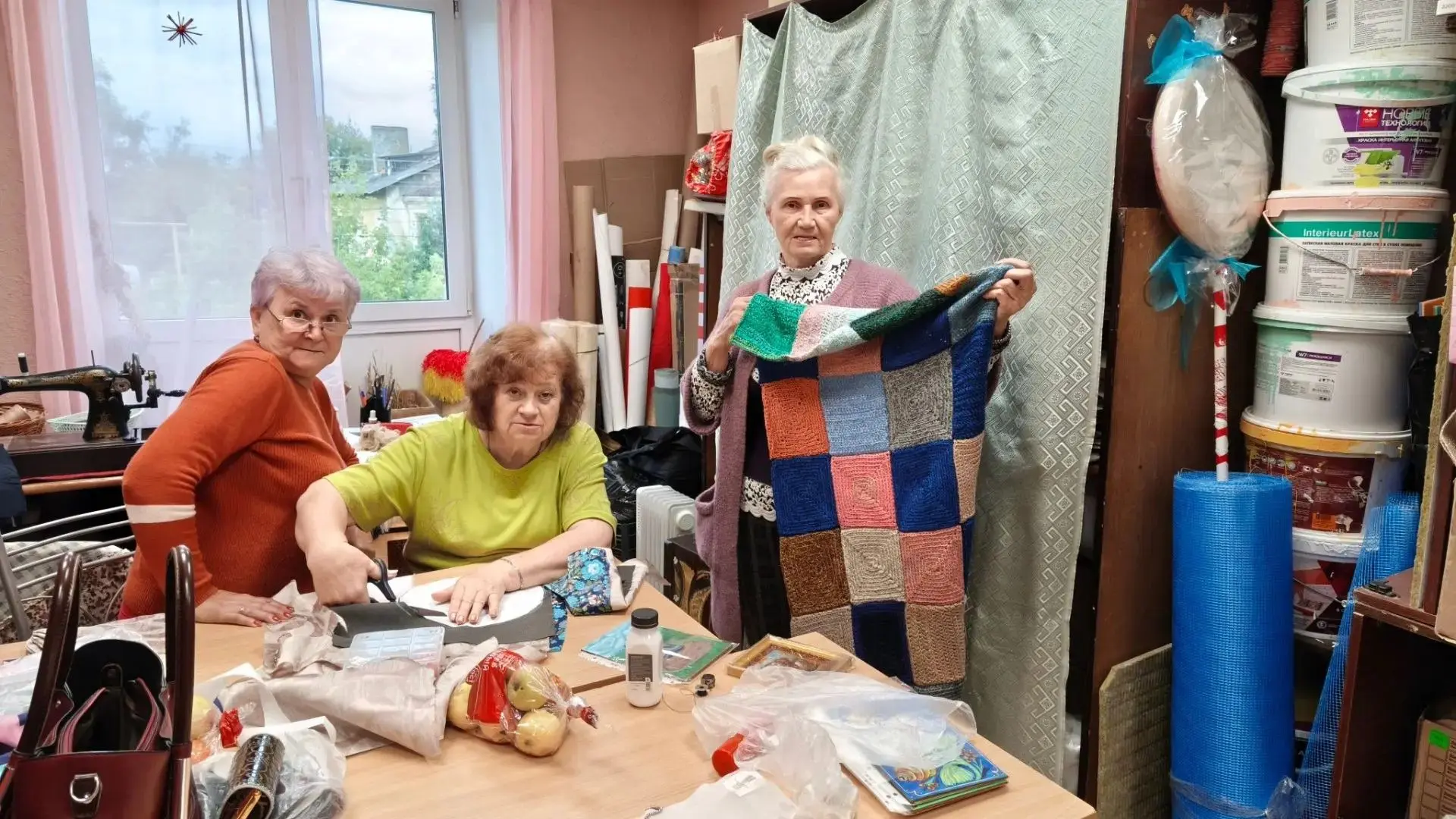 🧶 На занятии КЛО «Магия рукоделия» завершили работу по вязанию шерстяного пледа крючком.