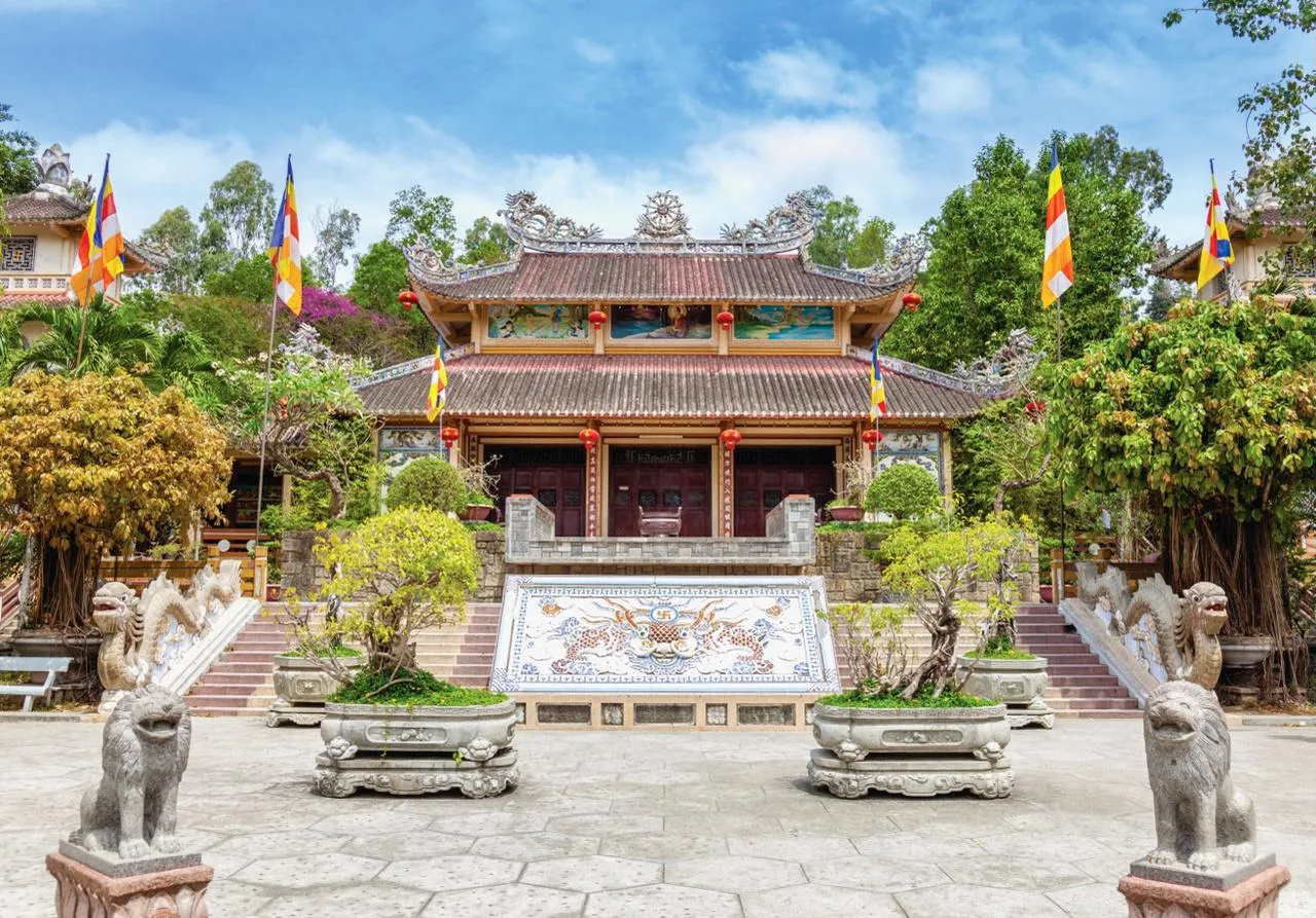 Пагода Лонг Шон в Нячанге, Вьетнам 🇻🇳  🔹 Пагода Лонг Шон - главный буддийский храм Нячанга, основанн