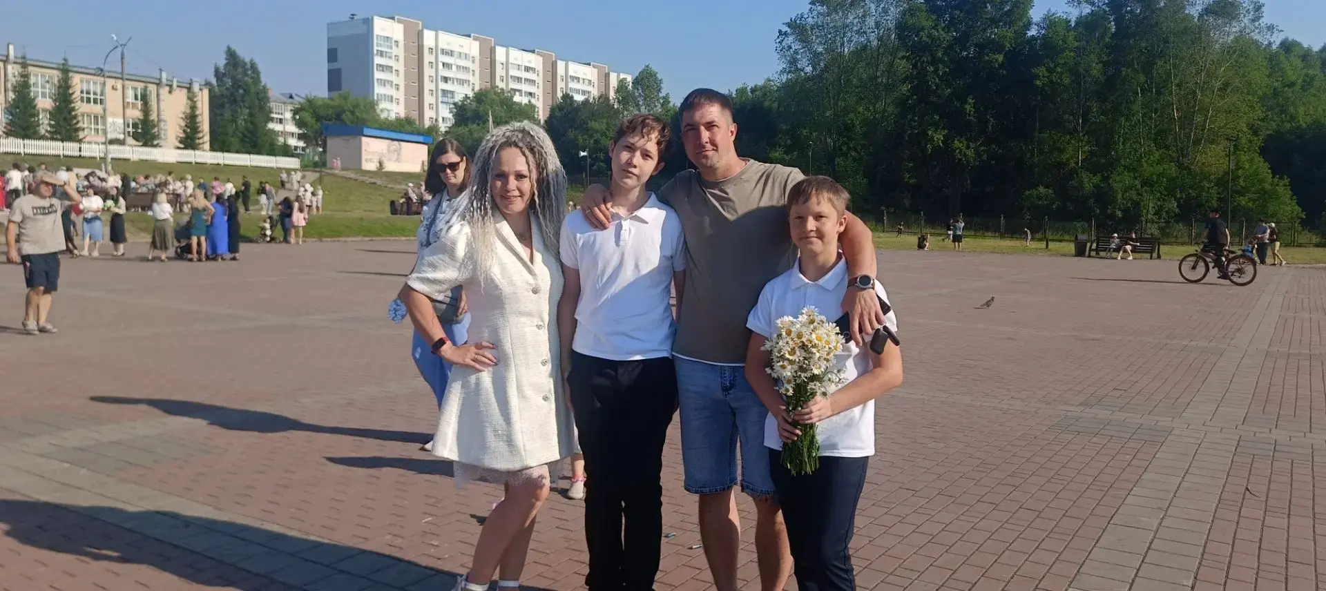 Гордость нашей школы — семья Егоровых! ❤️
Сегодня в центральном парке царит особенная атмосфера: зде