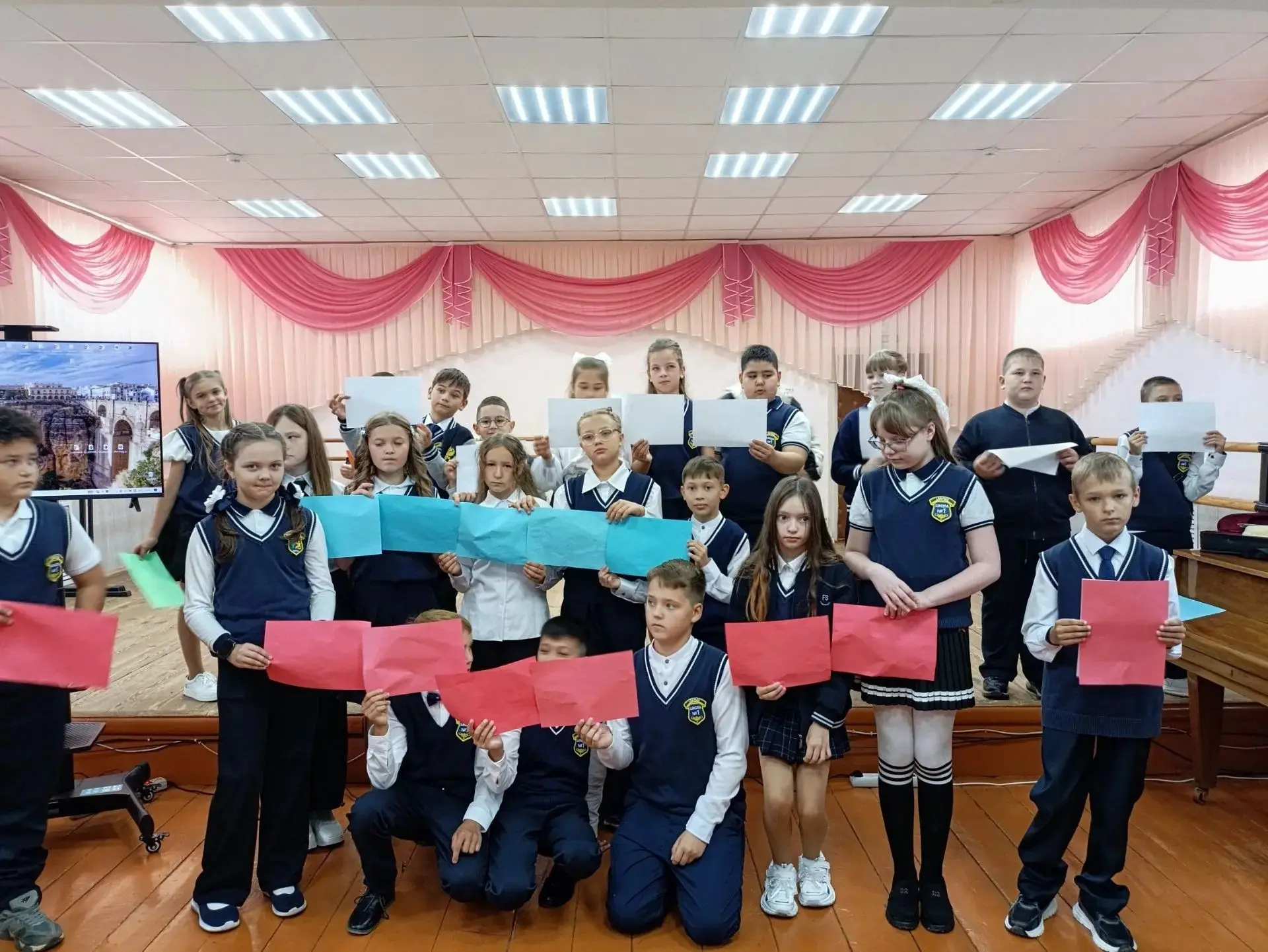Учеников 5 А класса в День Знаний гостеприимно приняли в музыкальной школе и провели ме...
