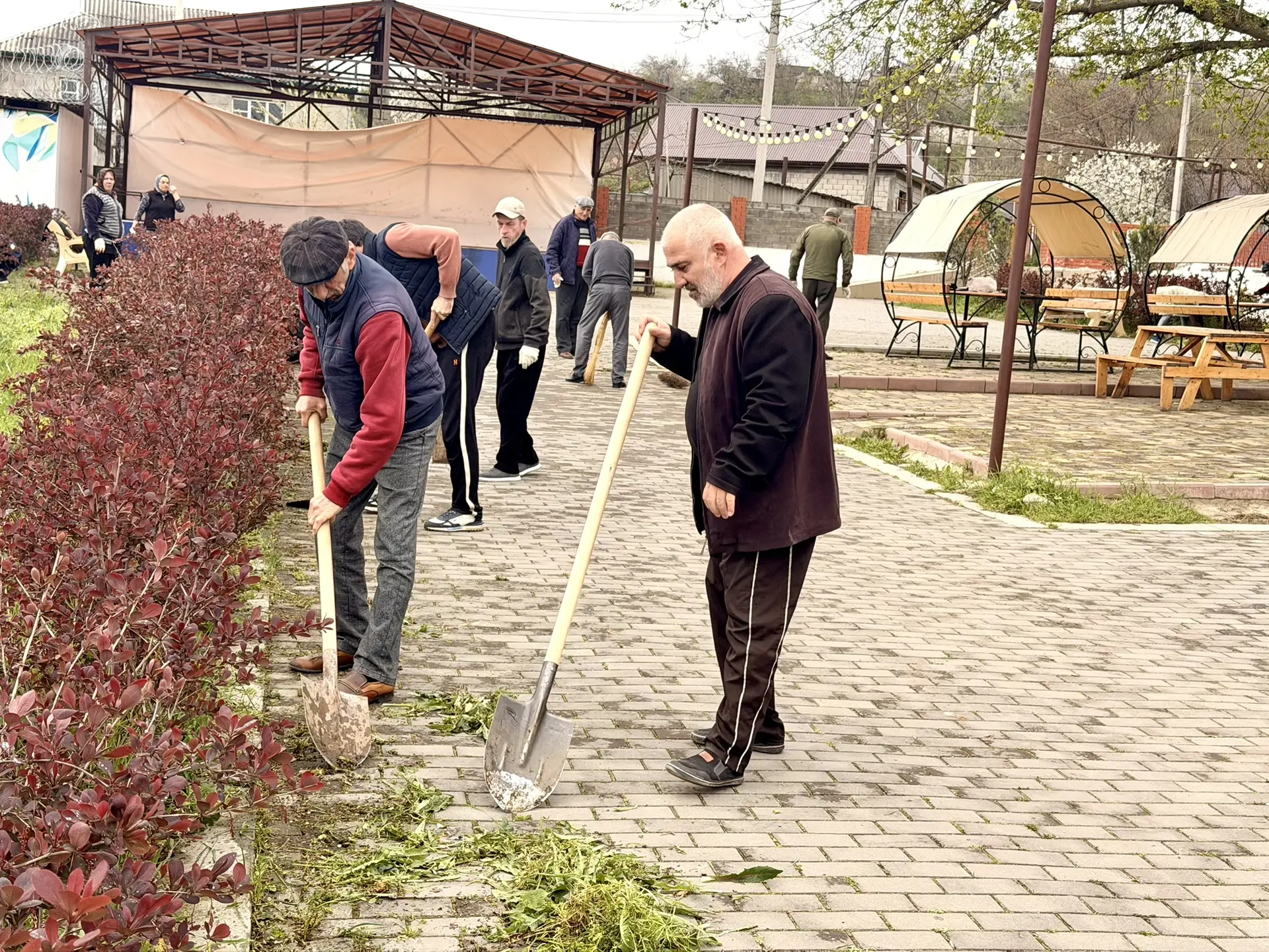 🌍В Новолакском районе прошёл субботник в преддверии 9 Мая  В райцентре Новолакского района состоялся