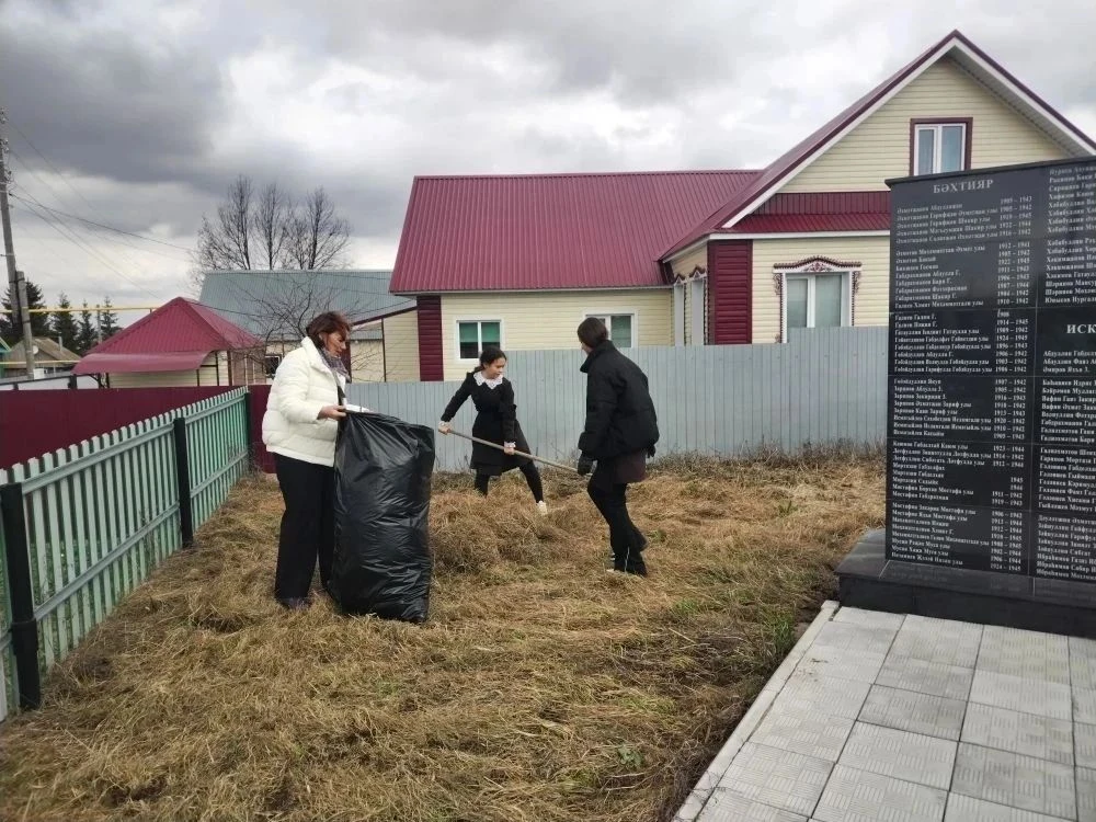 Уборка территории у обелиска