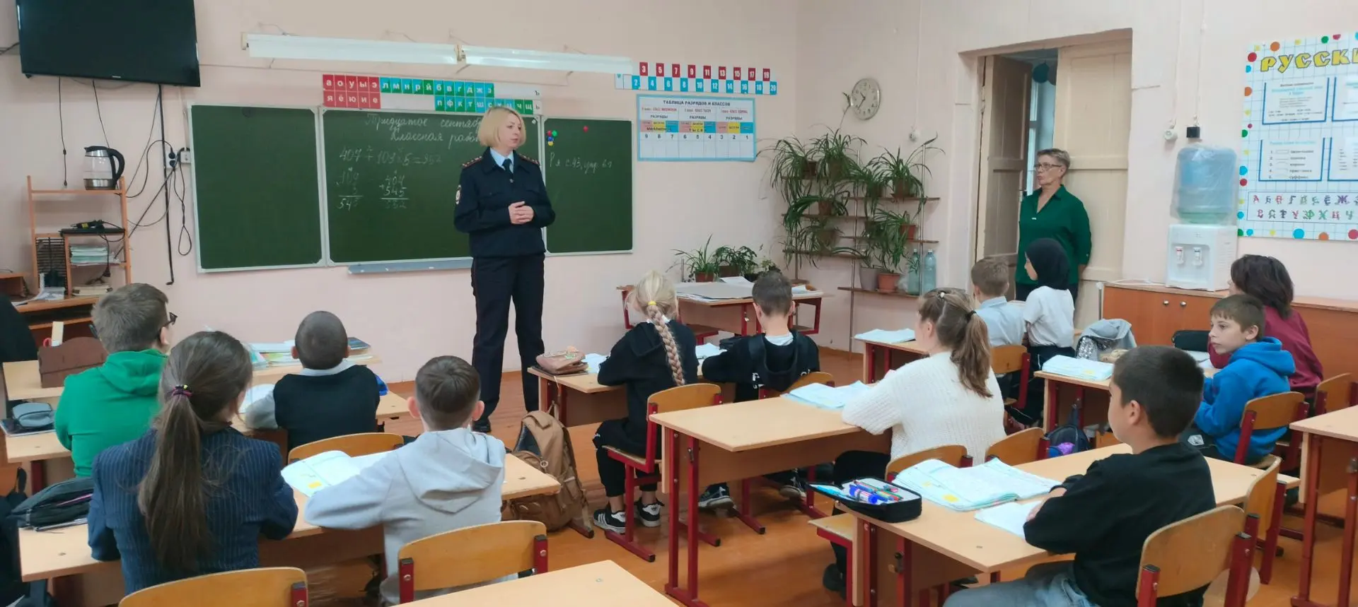 В рамках Месячника безопасности в школе состоялась профилактическая встреча учащихся с ...