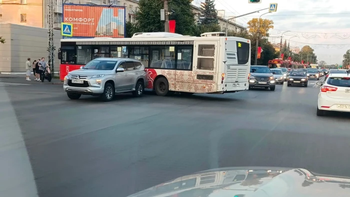 ТОМИКС Во Владимире автобус18С задел Мицубиси, создав большие пробки https://www.томикс...