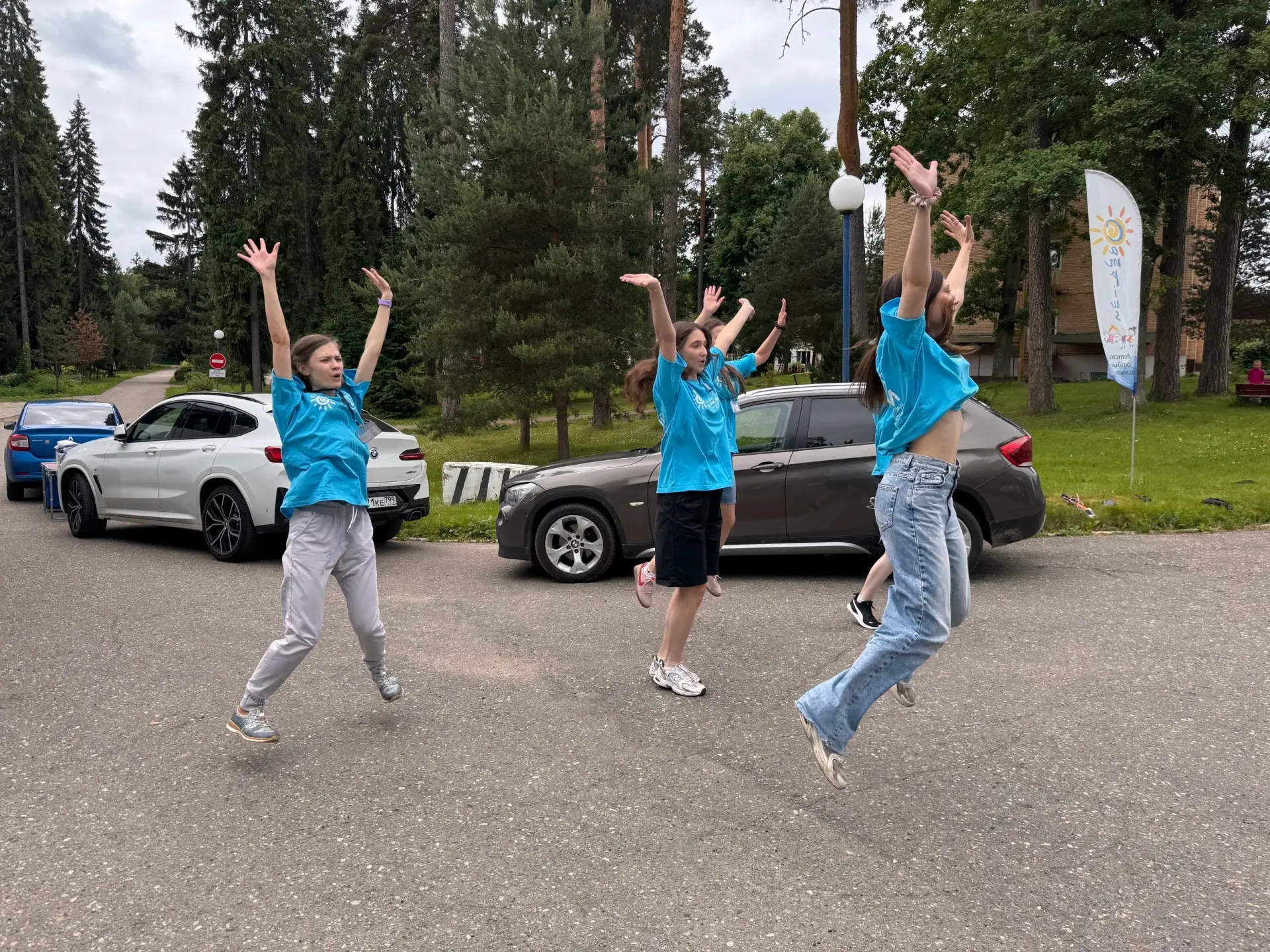 Вторая смена успешно стартовала!💥
Утро выдалось дождливое, но с приездом ребят выглянуло солнышко! 