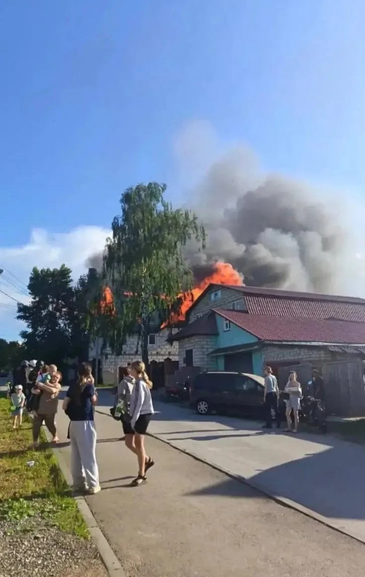 В Кировском районе горит жилой дом. Дым видно аж с другого берега😭

Пермь сейчас 

✉️Прислать новос