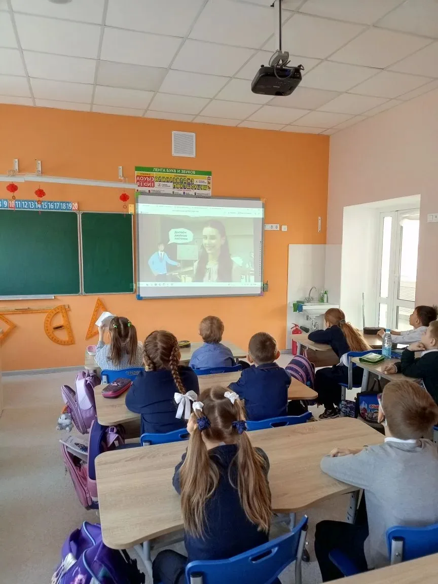 🇷🇺30.03.2026🇷🇺 РАЗГОВОРЫ О ВАЖНОМ   Понедельник в нашей гимназии  традиционно начался с торжественно